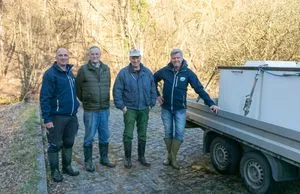 Jovan Rehor, Frank Czichon ( Fischbesatzobmann), Andre Stolz ( Vorsitzender AV Kreischa und Umgebung e. V.) und Stefan Werner