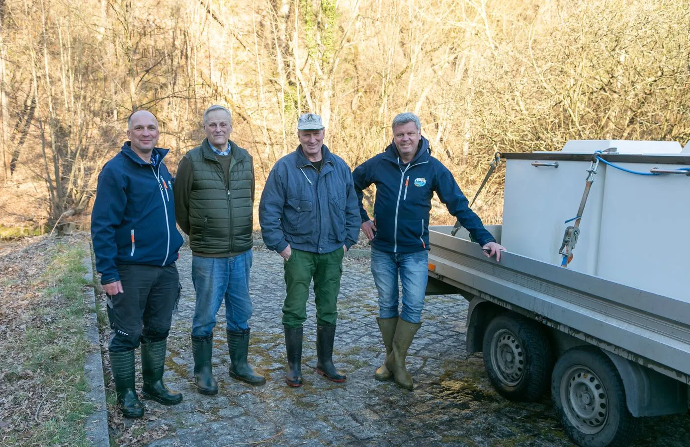 Jovan Rehor, Frank Czichon ( Fischbesatzobmann), Andre Stolz ( Vorsitzender AV Kreischa und Umgebung e. V.) und Stefan Werner