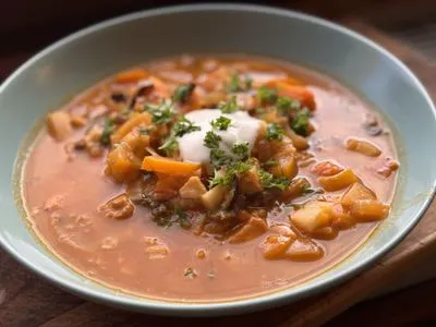 Rustikale Kürbisfischsuppe mit Pilzen im Dutch Oven