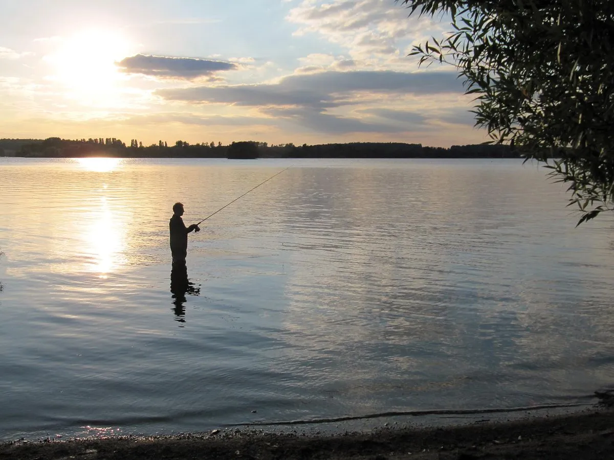 Mit der Spinnrute am Wasser