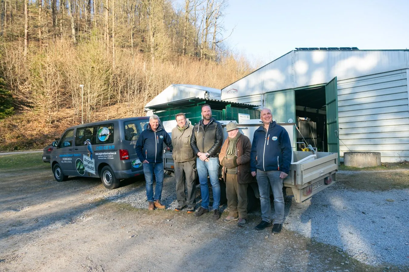(v.l.n.r.) Stefan Werner (AVE), Diemar Firzlaff, Dominik Münter und Dr. Rainer Hagemeyer (jeweils Lachszentrum Hasper Talsperre e. V.), Jovan Rehor (AVE)